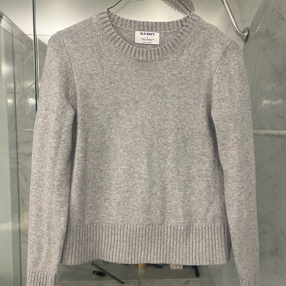 Cute ,warm sweater. Flattering fit, very soft.Worn once.